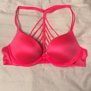 Hot pink no Victoria Secret “very sexy” bra